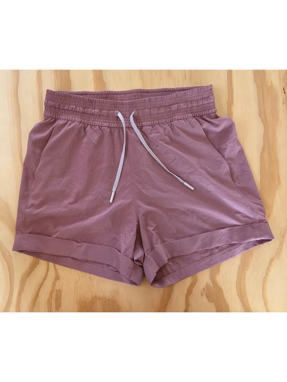Lululemon On the Fly Woven Shorts 2.5” Women’s Size 4 Dusty Rose Mauve